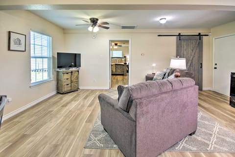 Relaxing Tomball Retreat: Walk to Main Street Casa in Tomball
