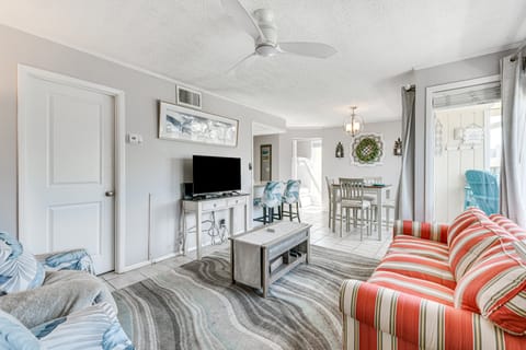 Canalfront Condo w/ Pool - Walk to Destin Beach! Apartment in Destin