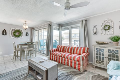 Canalfront Condo w/ Pool - Walk to Destin Beach! Apartment in Destin