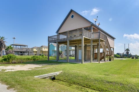 Family Retreat w/ Deck - Walk to Crystal Beach! House in Bolivar Peninsula