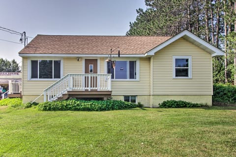 Cozy Getaway: 5 Miles to Duluth & Lake Superior! House in Duluth