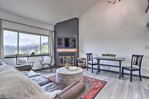 Pool Access & Balcony: Mtn-View Gatlinburg Condo Apartment in Gatlinburg