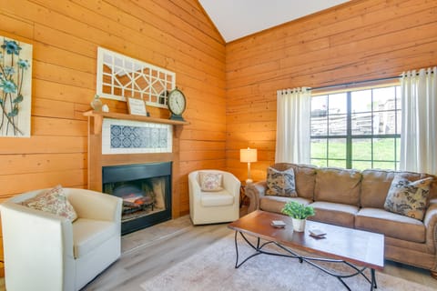 Townhome 3 Mi to Branson Strip: Unwind Fireside! Apartment in Branson