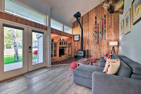 Sunny Pagosa Springs Escape w/ Deck & Views! Apartment in Pagosa Springs