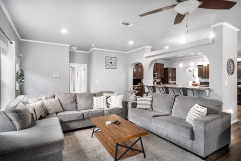 Hot Tub, Fire Pit & Games: Canyon Lake Retreat House in Canyon Lake