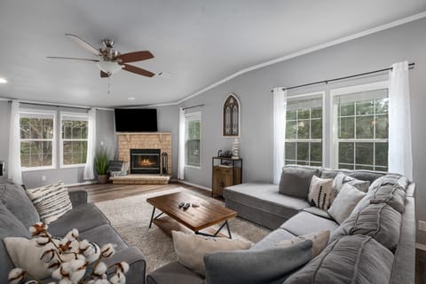 Hot Tub, Fire Pit & Games: Canyon Lake Retreat House in Canyon Lake