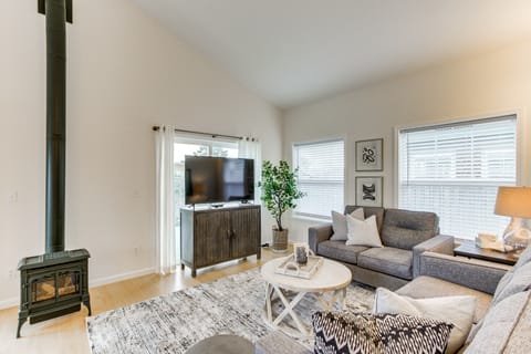 Airy Coastal Escape w/ Deck - Steps to Beach! House in Pacific Beach