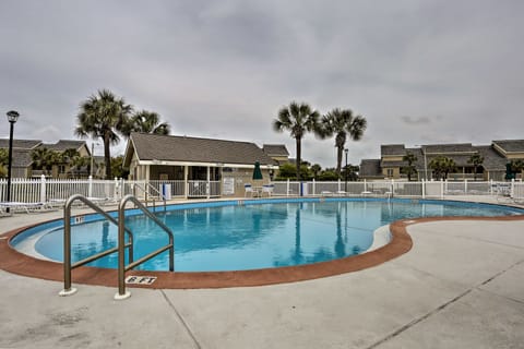 Chic Miramar Beach Condo with Pool Access! Apartment in Miramar Beach