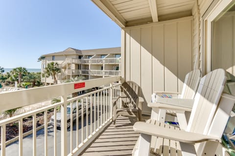 Beachfront Resort Condo w/ Ocean-View Balcony! Apartment in Coligny Beach