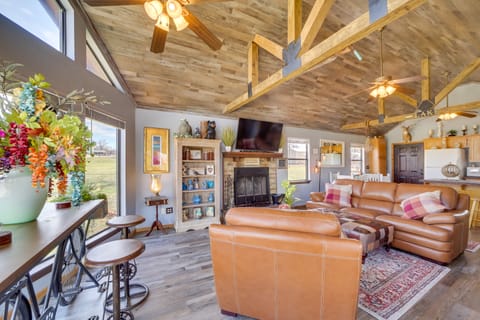 Cozy Vian Cabin w/ Deck & Grill < 1 Mi to Lake! House in Tenkiller Ferry Lake