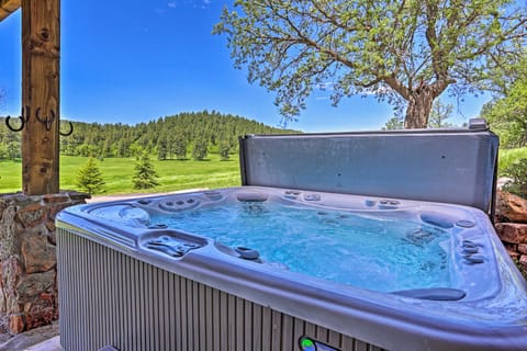 Spacious Home w/ Private Hot Tub: Golf & Hike! Maison in North Lawrence