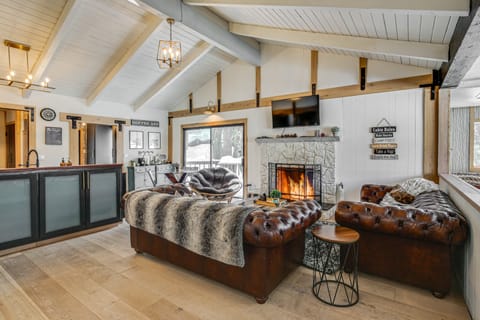 Chic Alpine Hideaway: Hiking, Skiing + Exploring! House in Running Springs