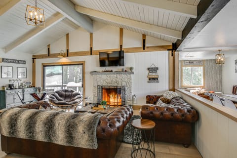 Chic Alpine Hideaway: Hiking, Skiing + Exploring! House in Running Springs