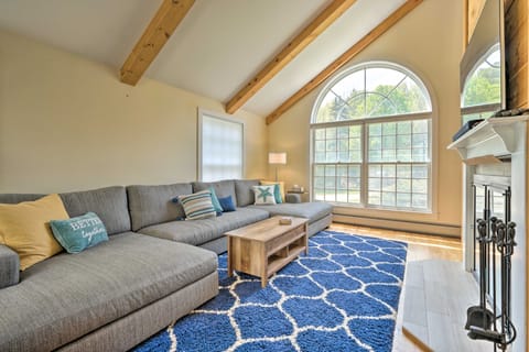 Chic Dover Home with Hot Tub: 4 Miles to Mt Snow! Maison in West Dover