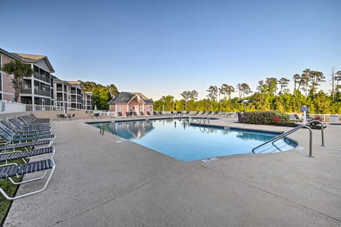 Waterway Resort Condo w/ Porch on Golf Course Apartamento in Carolina Forest