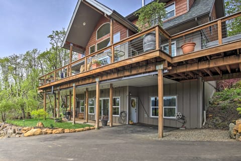 Lovely Canyon View Apartment w/ Patio & Yard Apartment in Clackamas County