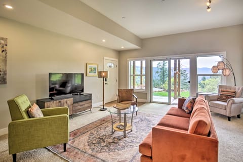 Lovely Canyon View Apartment w/ Patio & Yard Apartment in Clackamas County