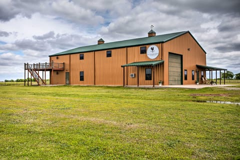 'The Copper Roost': Lake Texoma Escape w/ Hot Tub House in Oklahoma