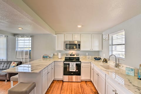 Bright & Breezy Home: 4 Blocks from the Beach! Maison in Surfside Beach