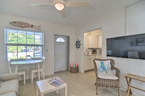 Indian Rocks Beach Unit - Steps from the Shoreline Apartment in Indian Rocks Beach