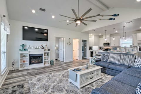 Bolivar Peninsula Beach House, Steps to Coast House in Bolivar Peninsula