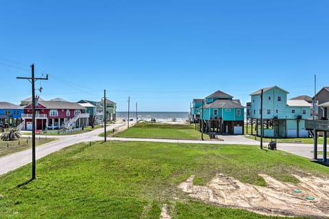 Bolivar Peninsula Beach House, Steps to Coast House in Bolivar Peninsula