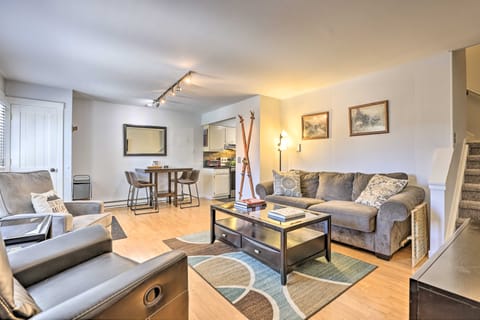 Cozy-Chic Condo w/ Mtn Views: 3 Mi to Slopes! Apartment in Fraser