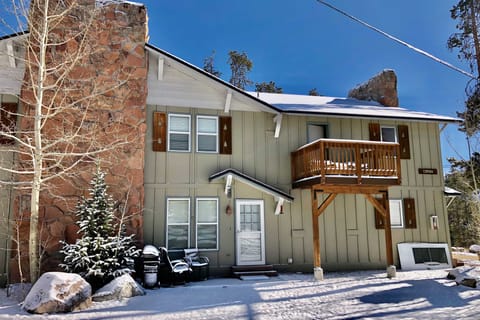 Cozy-Chic Condo w/ Mtn Views: 3 Mi to Slopes! Condo in Fraser