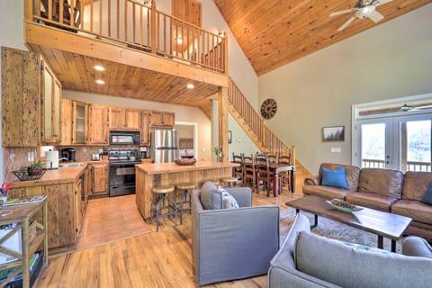 Woodsy Mountain-View Getaway w/ Hot Tub! House in Boone