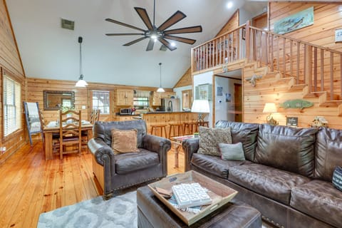 'Cape Royale' Luxury Livingston Cabin w/ Hot Tub! House in Lake Livingston