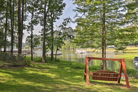 Pet-Friendly Lakehouse: View Tower + Fire Pit! Maison in Leesville