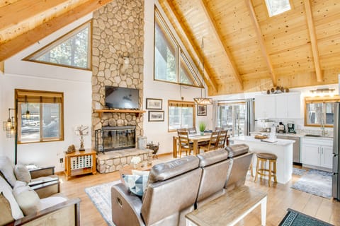 Walk to Snow Summit! Cabin Near Chairlift/Shuttle House in Big Bear