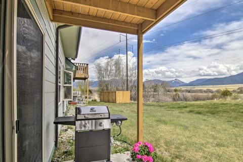Airy Emigrant Townhome w/ Sweeping Mtn Views! Apartment in Emigrant