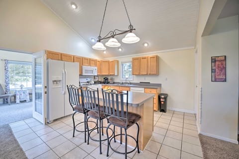 Beautiful Irish Hills Farmhouse w/ Fire Pit! House in Ohio