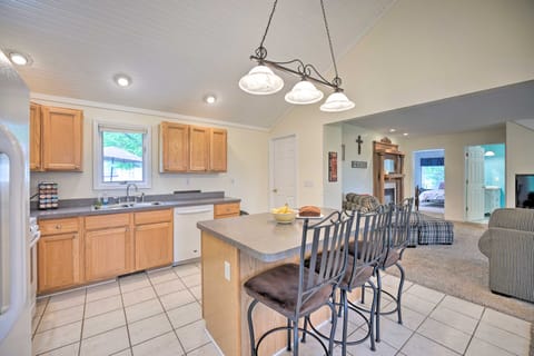 Beautiful Irish Hills Farmhouse w/ Fire Pit! House in Ohio