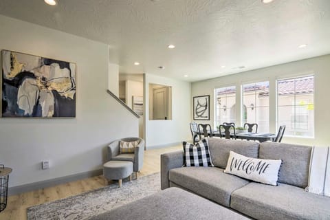 Chic Sun-Soaked Townhome: 42 Mi to Zion Nat’l Park Apartment in Washington