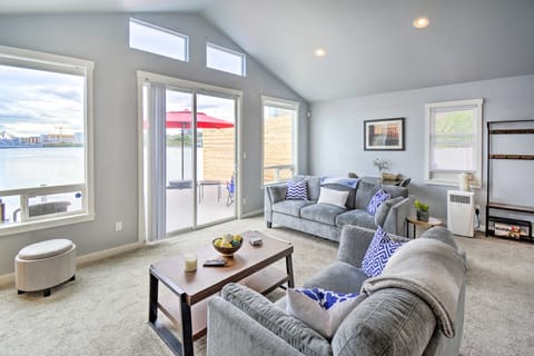 NEW! Manette Waterfront: Kayak the Bay & Walk to Town House in Bremerton