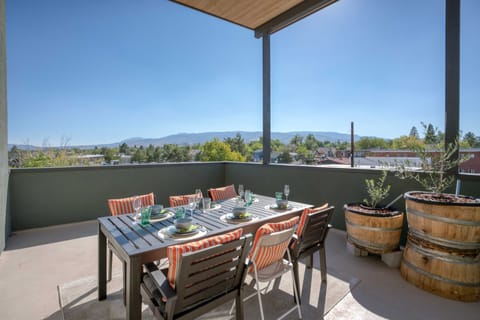 New Midtown Townhouse w/ Sweeping Mountain Views! Appartement in Reno