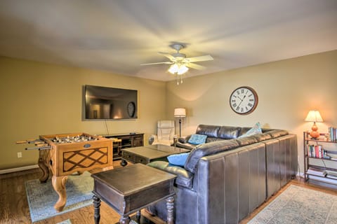 Luxe Lakefront Apartment w/ Shared Pool & Dock! Apartment in Leesville