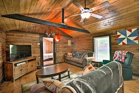 1950's Serenity Pond Cabin w/ View: Peace & Quiet! Haus in Pell City