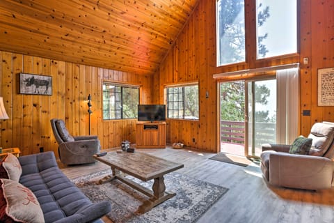 A-Frame Cali Cabin w/ Unobstructed Valley Views! Casa in Running Springs