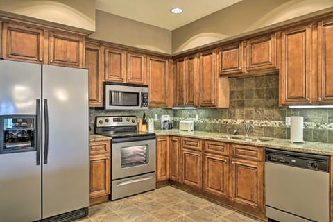 Branson Condo w/ Balcony, 3 Miles to Downtown Apartment in Branson