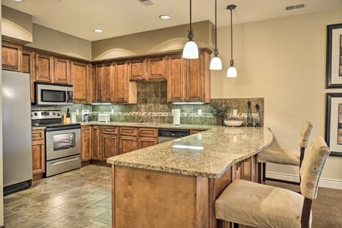 Branson Condo w/ Balcony, 3 Miles to Downtown Apartment in Branson