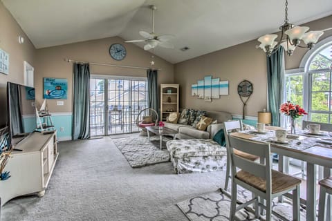 Lovely Myrtle Beach Condo: 4 Mi to Boardwalk! Apartment in Carolina Forest