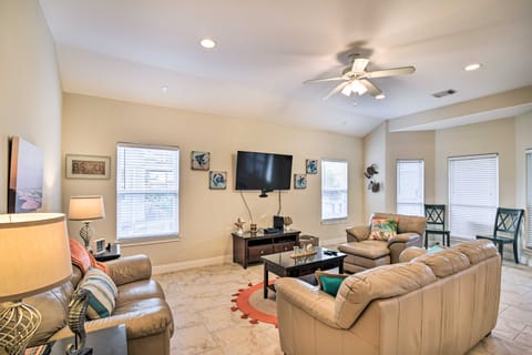 < 1 Mi to Beach: ‘Salty Dog’ House in Galveston! House in Hitchcock