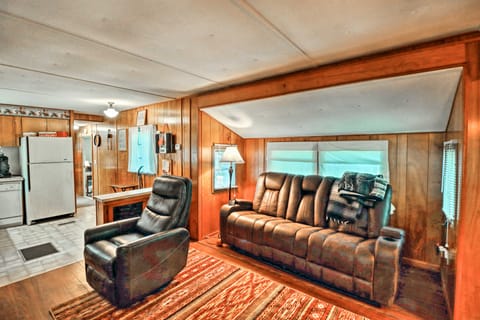 Higden Hideaway on Lake: Pets & ATVs Allowed! House in Fairfield Bay