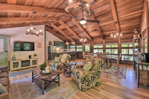 Waterfont Lake Wylie Home w/ Yard + Fire Pit! Haus in Lake Wylie