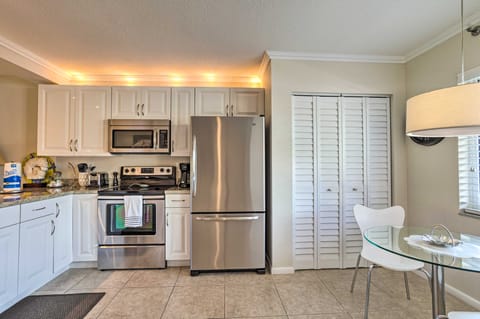 Jupiter Condo w/ Pool Access, Walk to Beach! Apartment in Jupiter