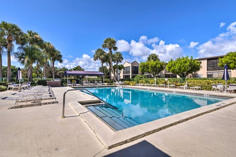 Jupiter Condo w/ Pool Access, Walk to Beach! Apartment in Jupiter