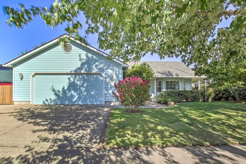 Charming Eugene Home w/ Fire Pit: 8 Mi to UO! Haus in Eugene